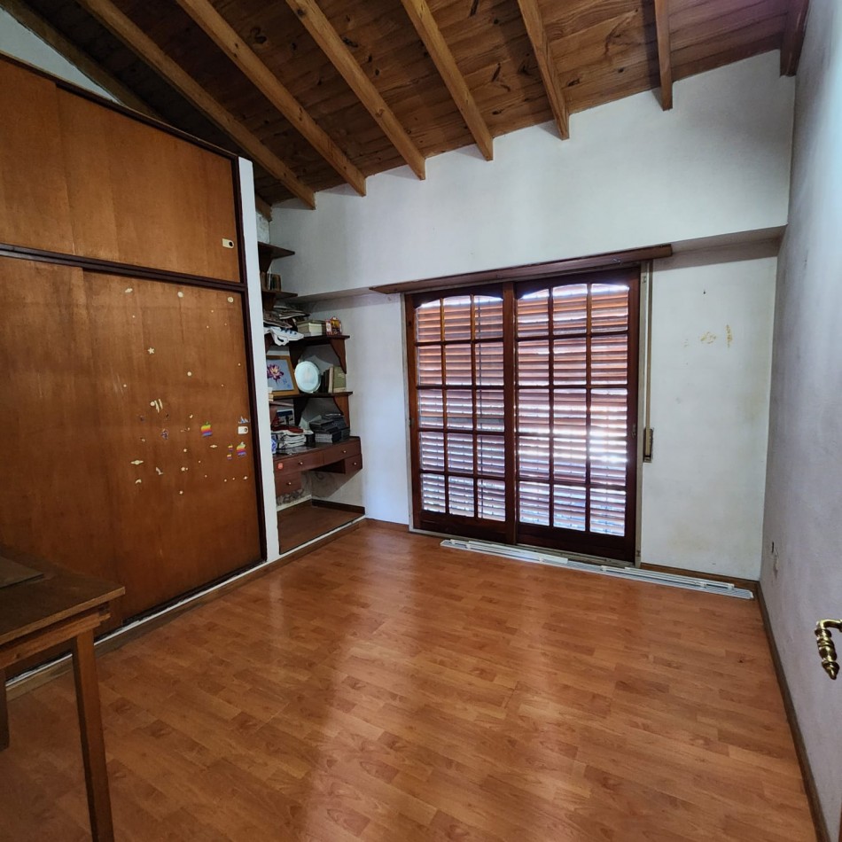 CASA 6 AMBIENTES, CON FONDO LIBRE PARQUIZADO, A MTS. AV. J. B. ALBERDI