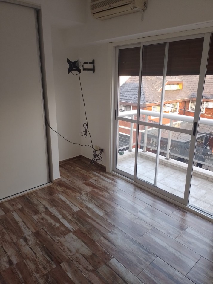 DEPARTAMENTO TIPO DUPLEX DE 4 AMB. PRIMER PISO AL FRENTE