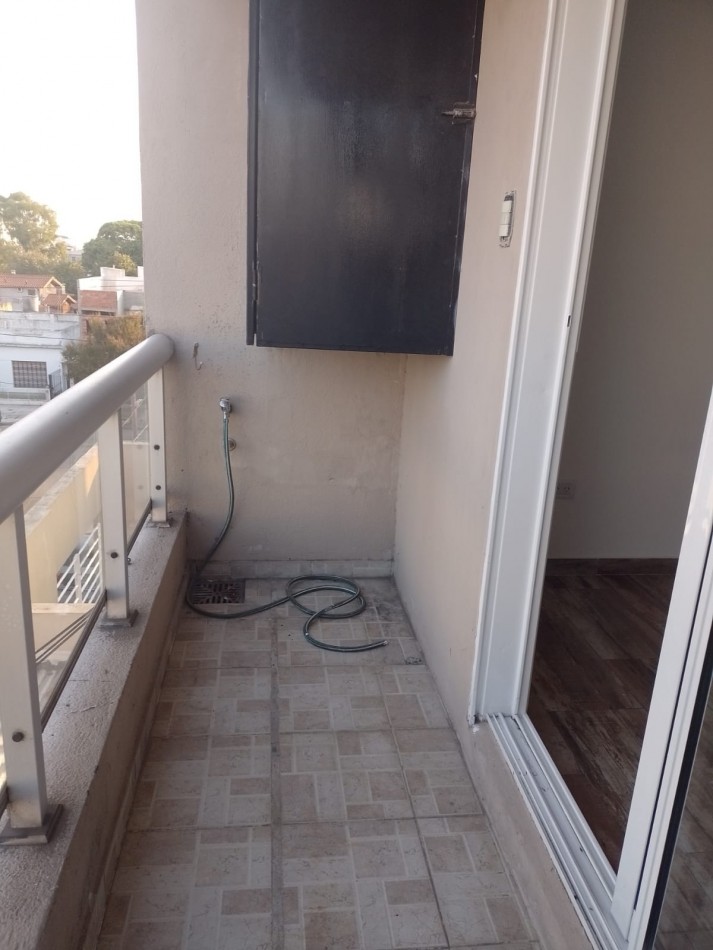 DEPARTAMENTO TIPO DUPLEX DE 4 AMB. PRIMER PISO AL FRENTE