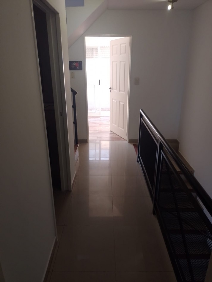 DEPARTAMENTO TIPO DUPLEX DE 4 AMB. PRIMER PISO AL FRENTE