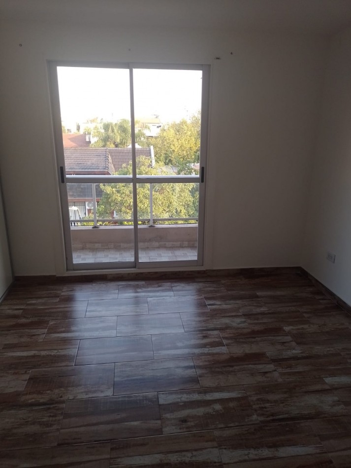 DEPARTAMENTO TIPO DUPLEX DE 4 AMB. PRIMER PISO AL FRENTE