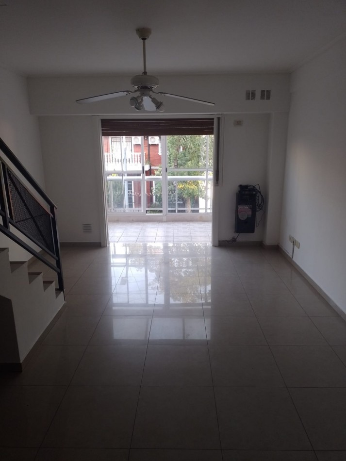 DEPARTAMENTO TIPO DUPLEX DE 4 AMB. PRIMER PISO AL FRENTE