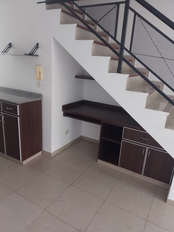 DEPARTAMENTO TIPO DUPLEX DE 4 AMB. PRIMER PISO AL FRENTE