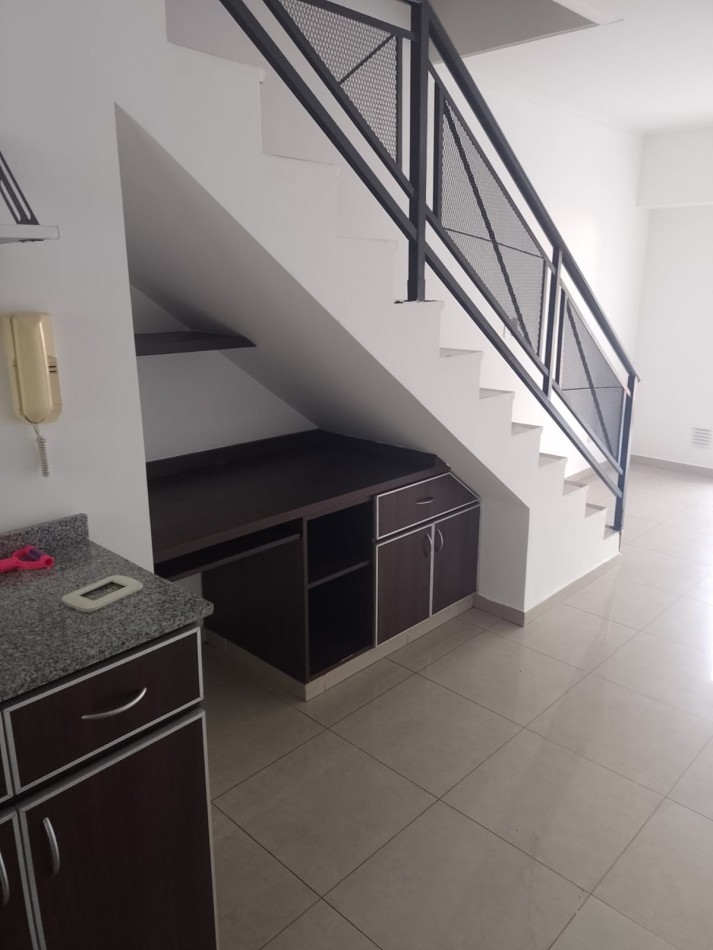 DEPARTAMENTO TIPO DUPLEX DE 4 AMB. PRIMER PISO AL FRENTE