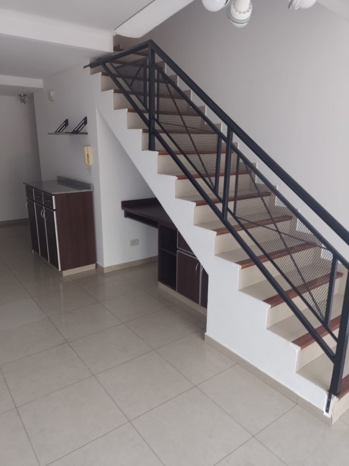 DEPARTAMENTO TIPO DUPLEX DE 4 AMB. PRIMER PISO AL FRENTE