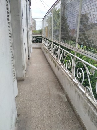 DEPARTAMENTO 2 AMB. AMPLIO, CON BALCON CORRIDO AL FTE.