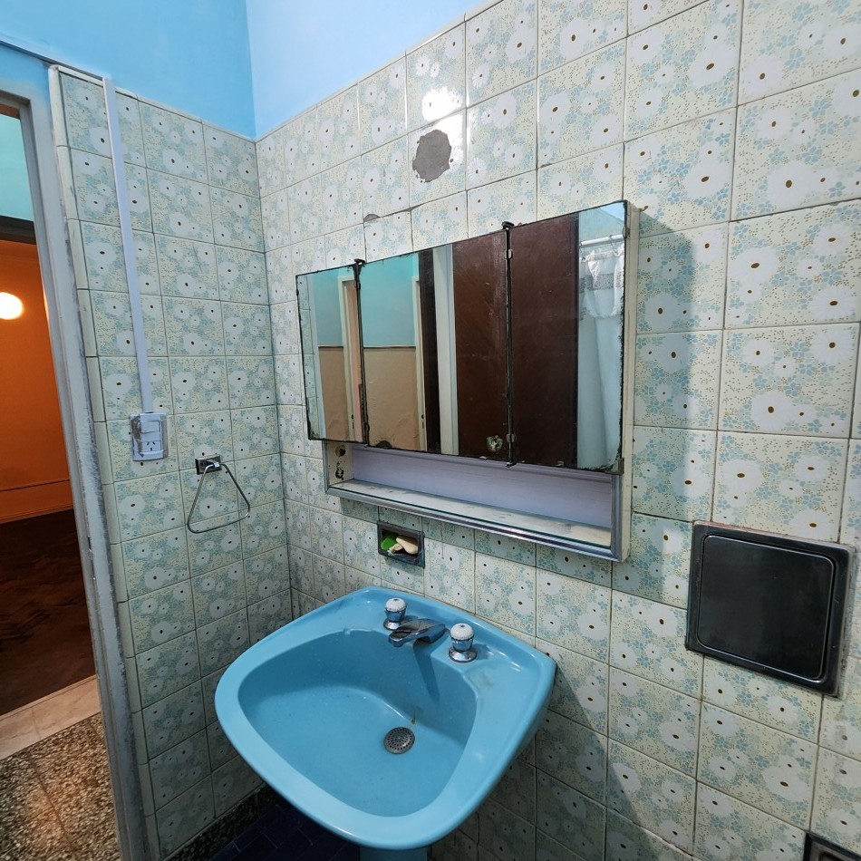PH de 3 ambientes con patio y terraza.