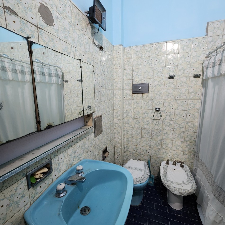 PH de 3 ambientes con patio y terraza.