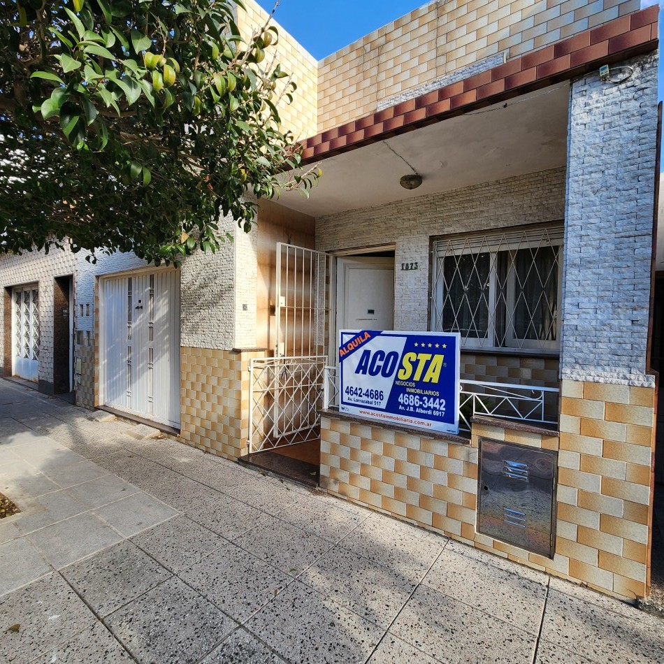 PH de 3 ambientes con patio y terraza.