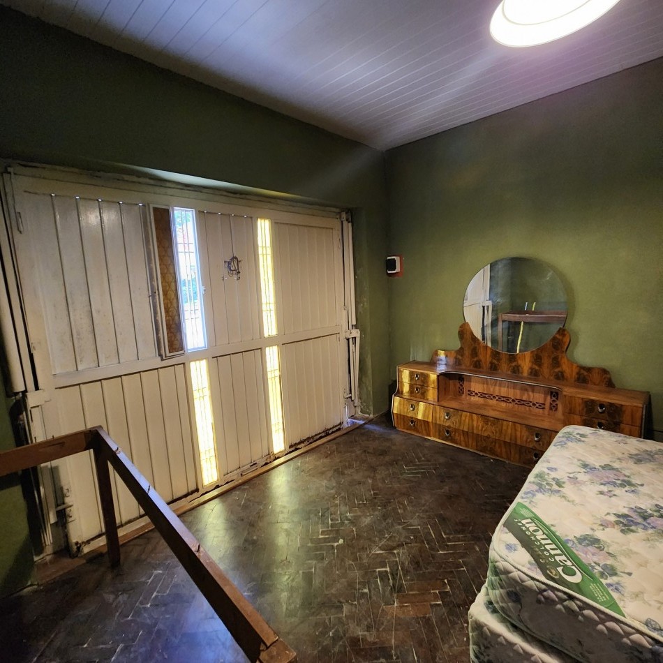 PH de 3 ambientes con patio y terraza.