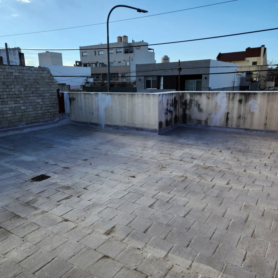 PH de 3 ambientes con patio y terraza.