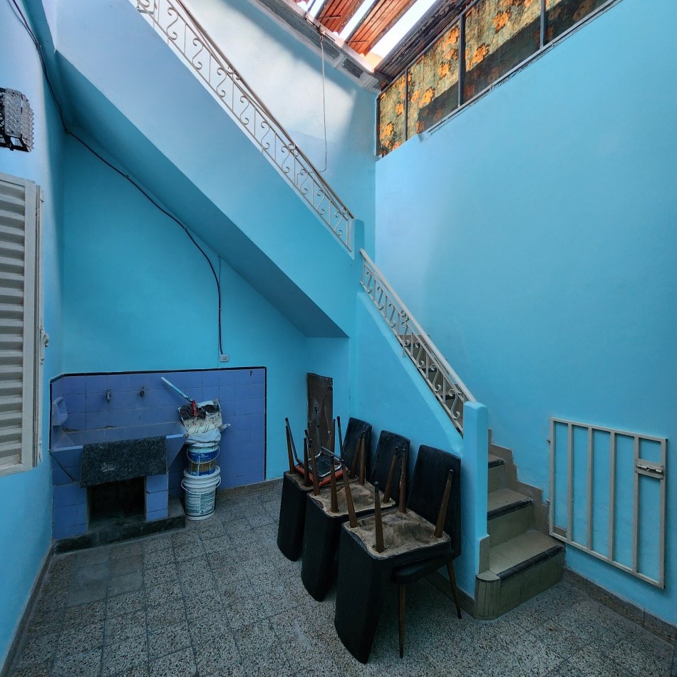 PH de 3 ambientes con patio y terraza.