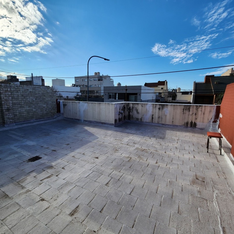 PH de 3 ambientes con patio y terraza.
