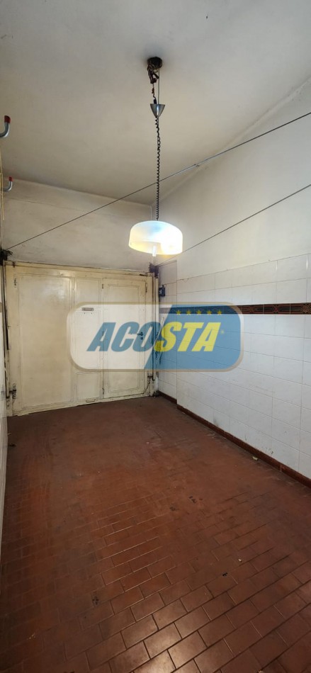 CASA EN BARRIO NAON DE 5 AMB. SOBRE AV. E. CASTRO, CENTRO COMERCIAL, POLO GASTRONOMICO . NUEVO VALOR!!