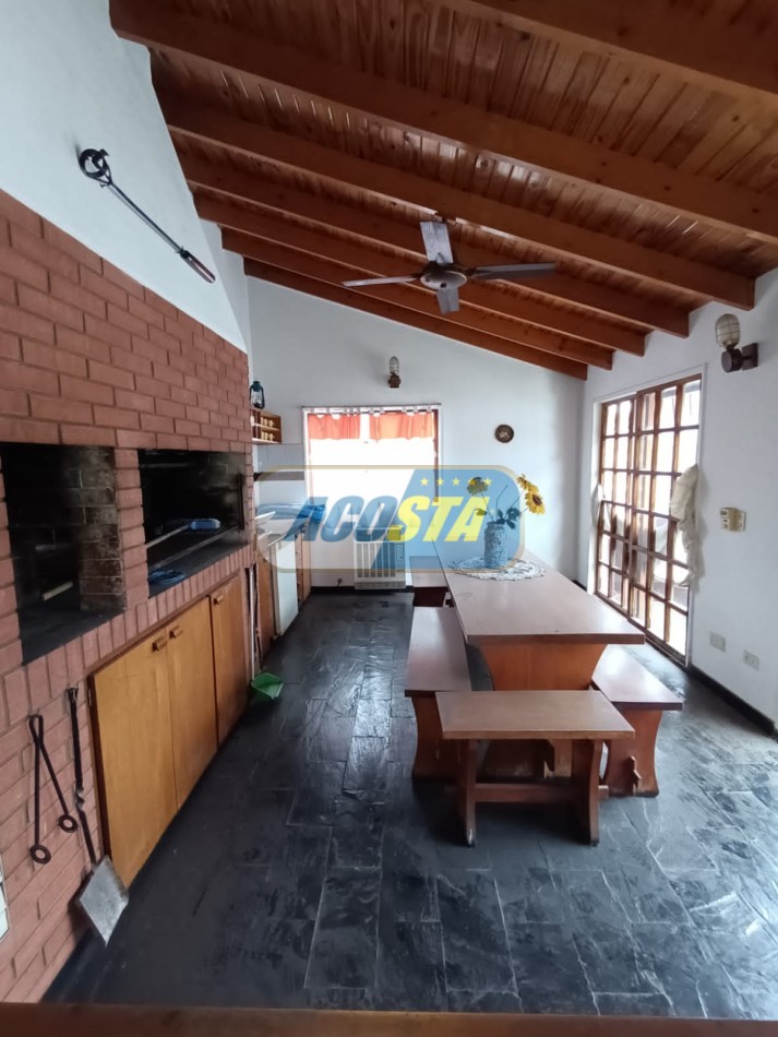 NUEVO PRECIO!!! CASA EN BARRIO NAON DE 5 AMB. SOBRE AV. E. CASTRO 