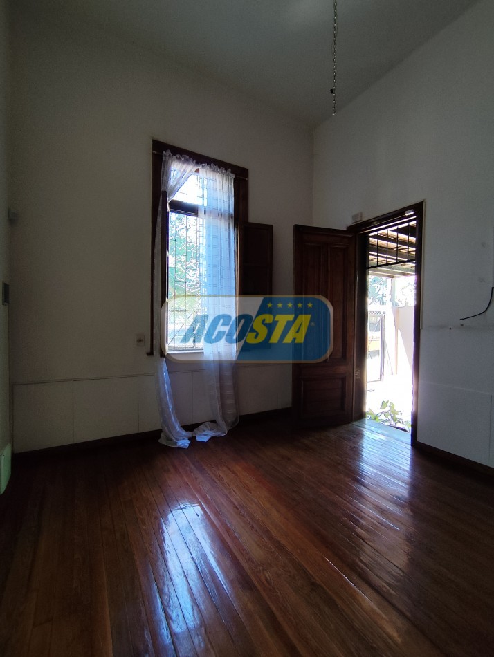 CASA 4 AMB, FRENTE A PARQUE, BARRIO MIL CASITAS REFORMADA.