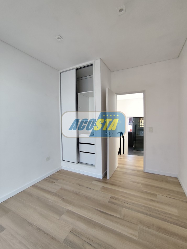 CASA 5 AMBIENTES A ESTRENAR CON JARDIN Y PISCINA, BARRIO NAON, UNICA!!