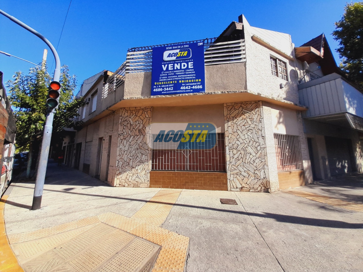 CASA EN BARRIO NAON DE 5 AMB. SOBRE AV. E. CASTRO, CENTRO COMERCIAL, POLO GASTRONOMICO . NUEVO VALOR!!