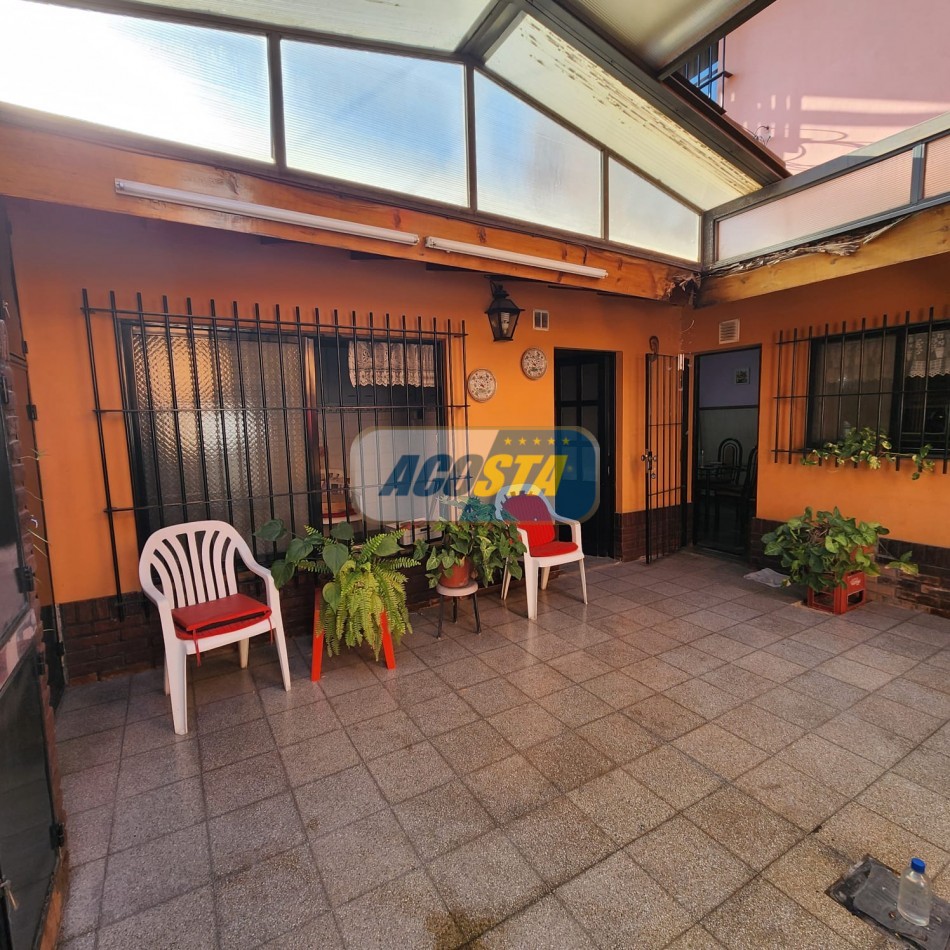 CHALET 5 AMB EN BARRIO NAON EXCELENTE ESTADO, CON GARAJE Y FONDO CUBIERTO