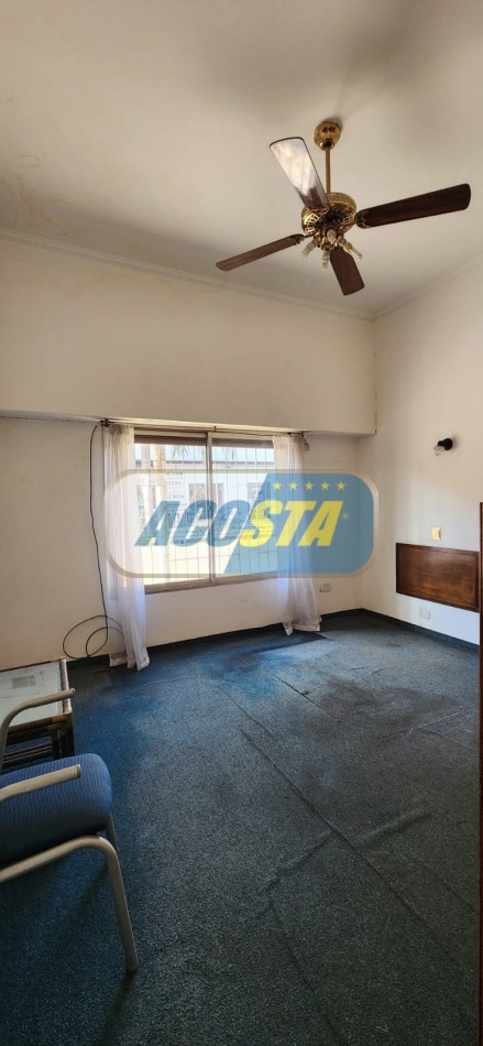 CASA EN BARRIO NAON DE 5 AMB. SOBRE AV. E. CASTRO, CENTRO COMERCIAL, POLO GASTRONOMICO . NUEVO VALOR!!