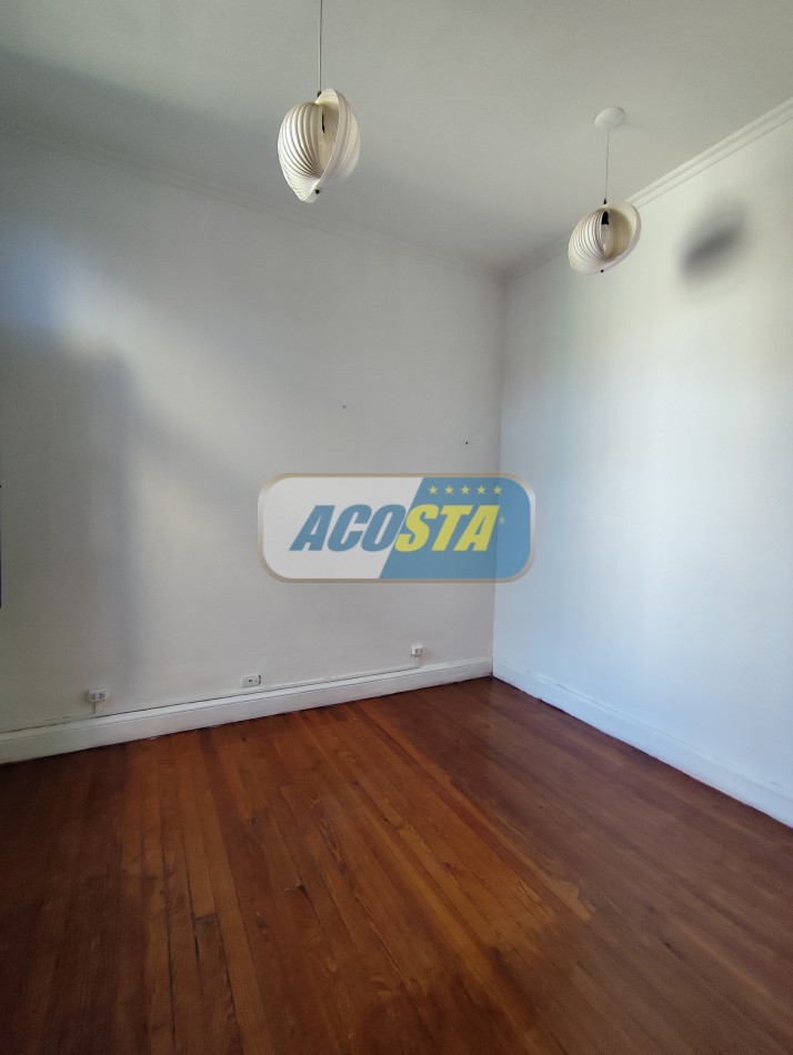 CASA 4 AMB, FRENTE A PARQUE, BARRIO MIL CASITAS REFORMADA.