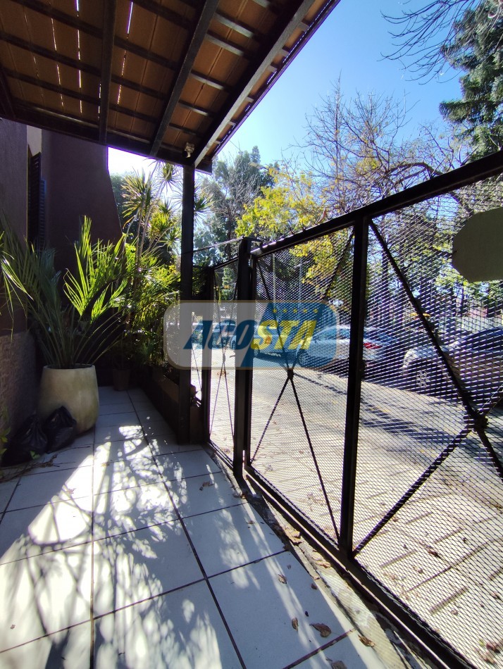 CASA 4 AMB, FRENTE A PARQUE, BARRIO MIL CASITAS REFORMADA.