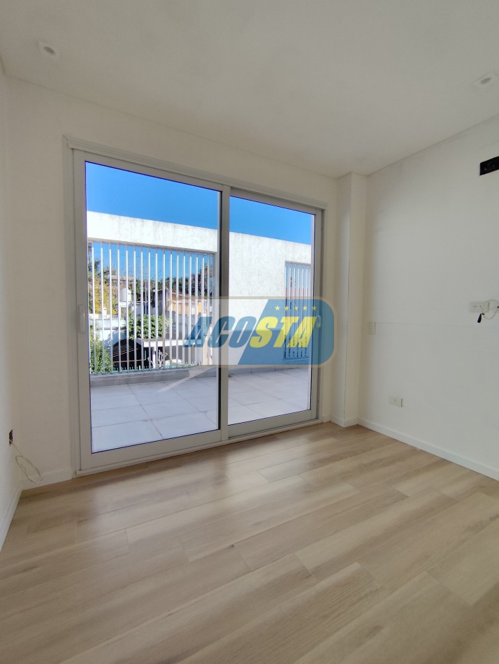 CASA 5 AMBIENTES A ESTRENAR CON JARDIN Y PISCINA, BARRIO NAON, UNICA!!