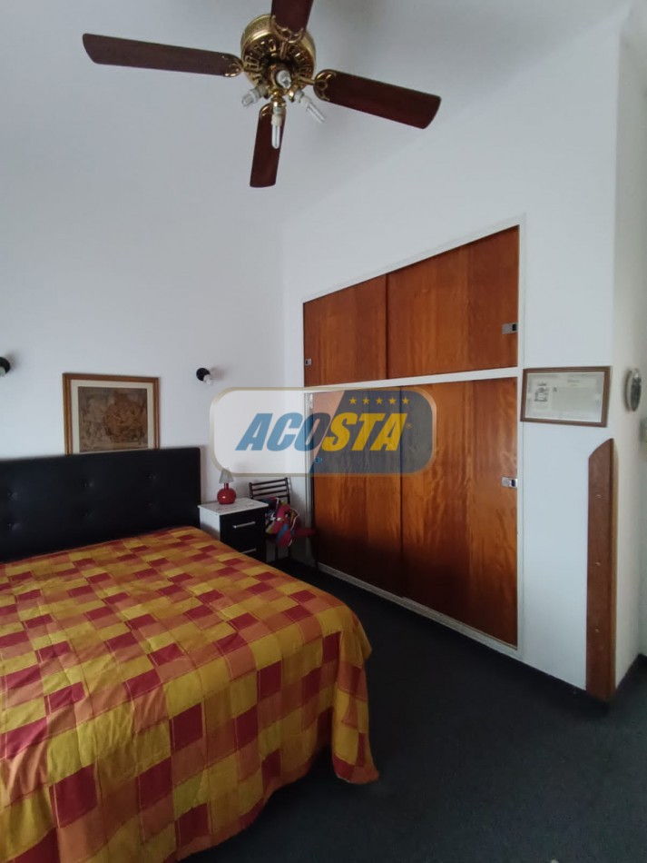 NUEVO PRECIO!!! CASA EN BARRIO NAON DE 5 AMB. SOBRE AV. E. CASTRO 