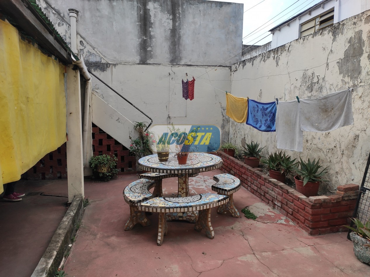 CASA 4 AMBIENTES A RECICLAR CON GARAJE, PATIO Y TERRAZA