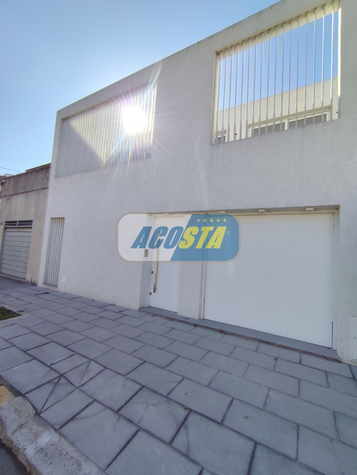 CASA 5 AMBIENTES A ESTRENAR CON JARDIN Y PISCINA, BARRIO NAON, UNICA!!