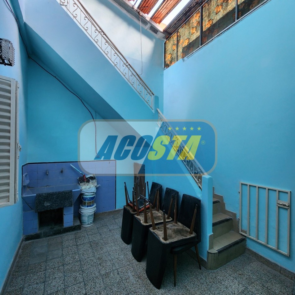 PH de 3 ambientes con patio y terraza.