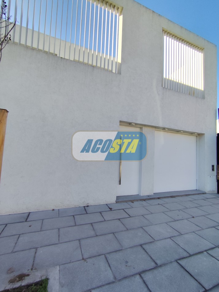 CASA 5 AMBIENTES A ESTRENAR CON JARDIN Y PISCINA, BARRIO NAON, UNICA!!