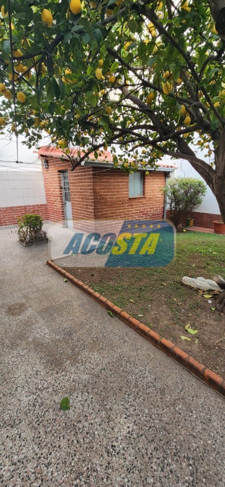 CASA 3 AMBIENTES EN BARRIO NAON, CON FONDO Y GARAGE