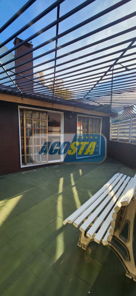 CASA EN BARRIO NAON DE 5 AMB. SOBRE AV. E. CASTRO, CENTRO COMERCIAL, POLO GASTRONOMICO . NUEVO VALOR!!