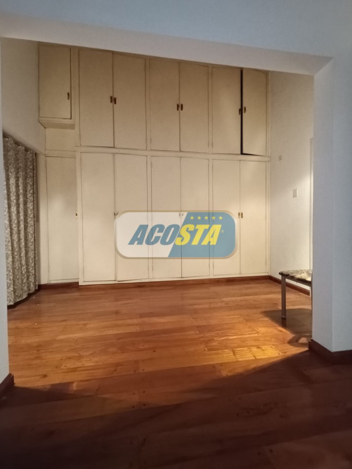 NUEVO PRECIO!!! CASA EN BARRIO NAON DE 5 AMB. SOBRE AV. E. CASTRO 