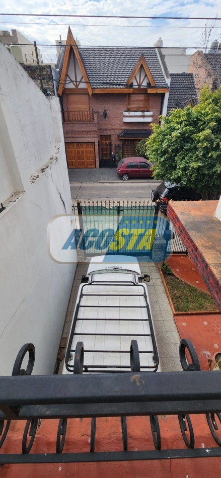 CASA 3 AMBIENTES EN BARRIO NAON, CON FONDO Y GARAGE