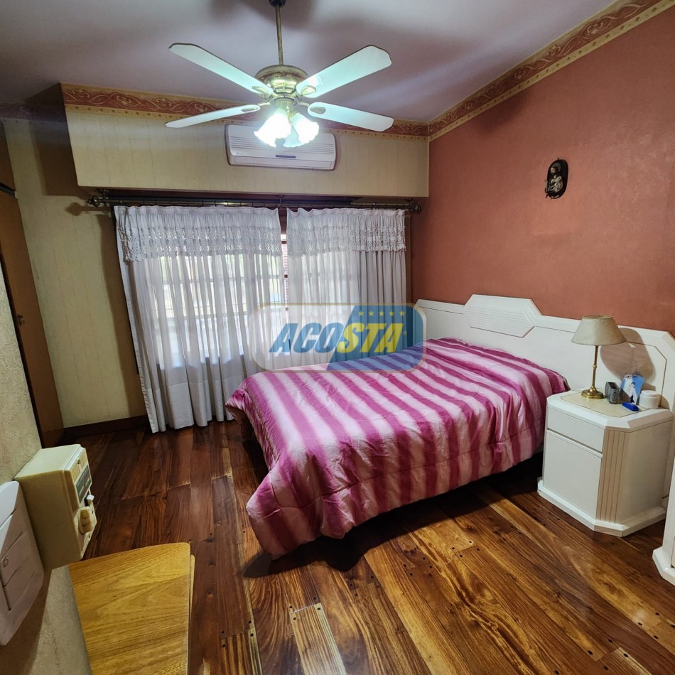 CHALET 5 AMB EN BARRIO NAON EXCELENTE ESTADO, CON GARAJE Y FONDO CUBIERTO