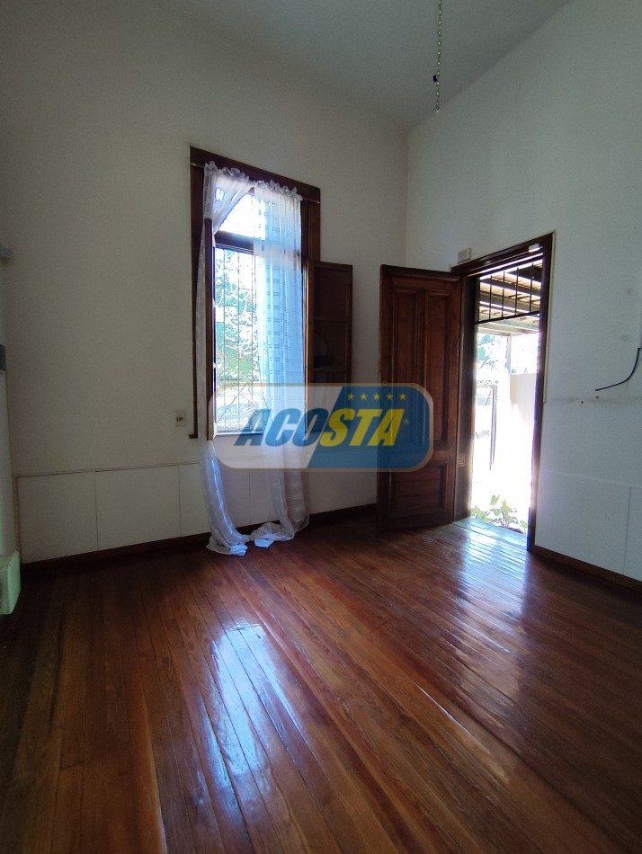CASA 4 AMB, FRENTE A PARQUE, BARRIO MIL CASITAS REFORMADA.