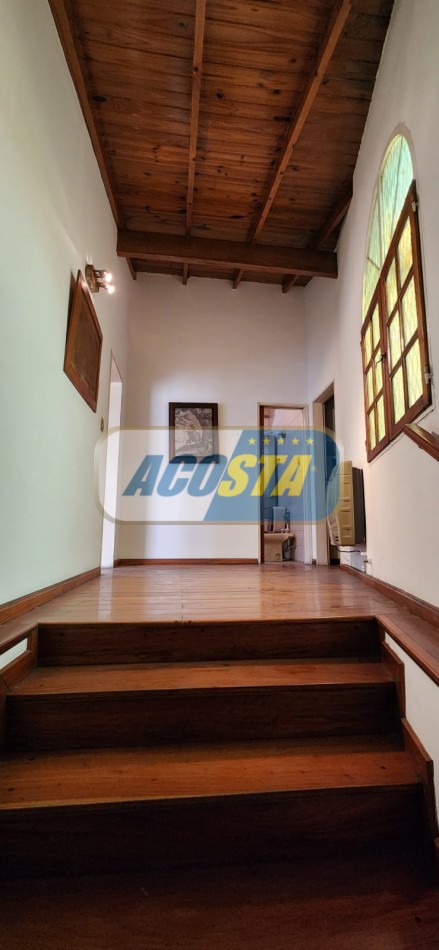 CASA EN BARRIO NAON DE 5 AMB. SOBRE AV. E. CASTRO, CENTRO COMERCIAL, POLO GASTRONOMICO . NUEVO VALOR!!
