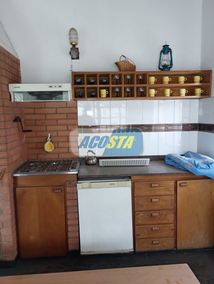 NUEVO PRECIO!!! CASA EN BARRIO NAON DE 5 AMB. SOBRE AV. E. CASTRO 