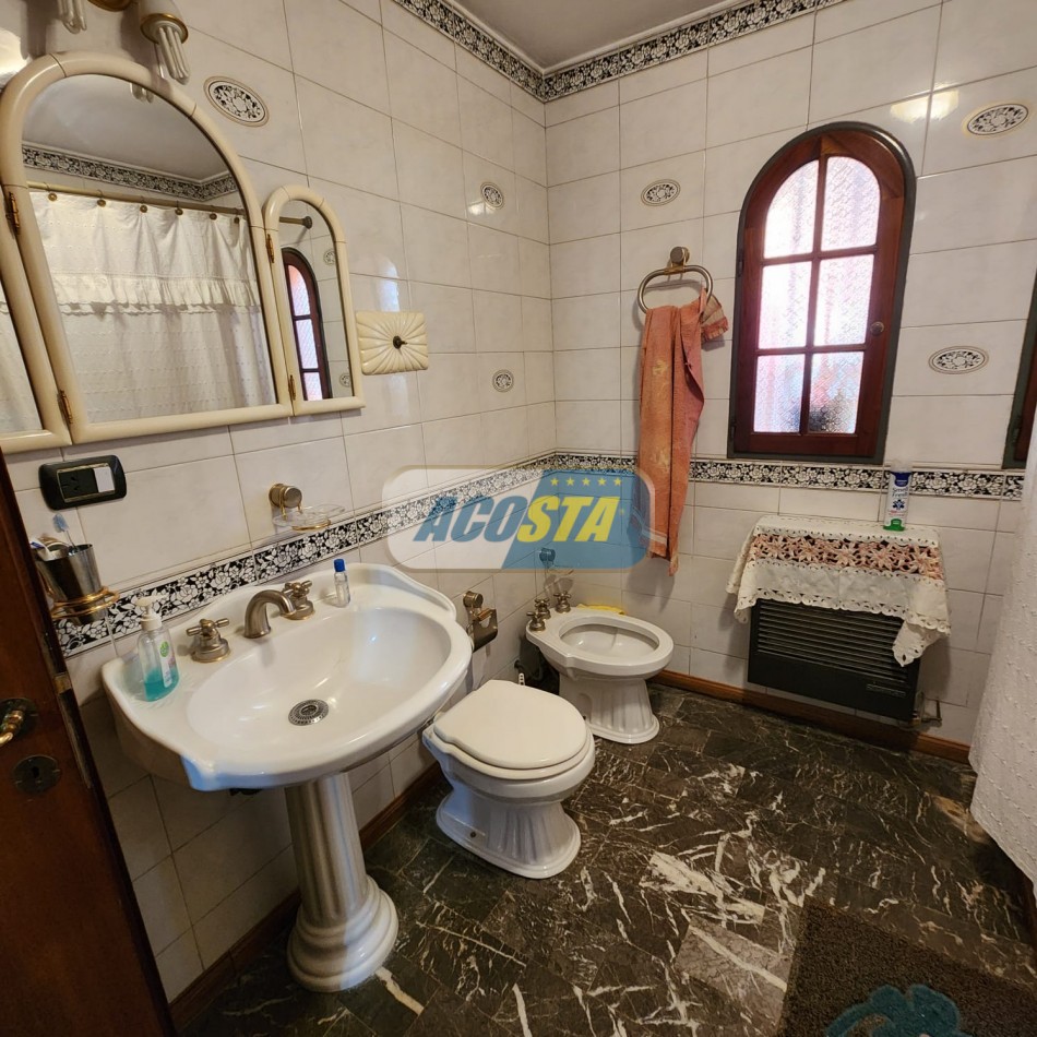 CHALET 5 AMB EN BARRIO NAON EXCELENTE ESTADO, CON GARAJE Y FONDO CUBIERTO