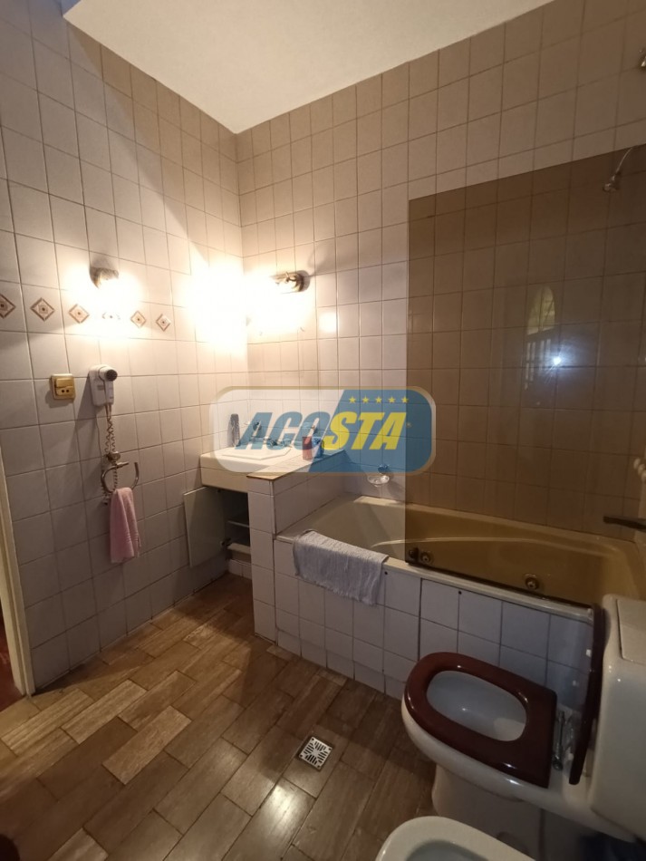 CASA EN BARRIO NAON DE 5 AMB. SOBRE AV. E. CASTRO, CENTRO COMERCIAL, POLO GASTRONOMICO . NUEVO VALOR!!