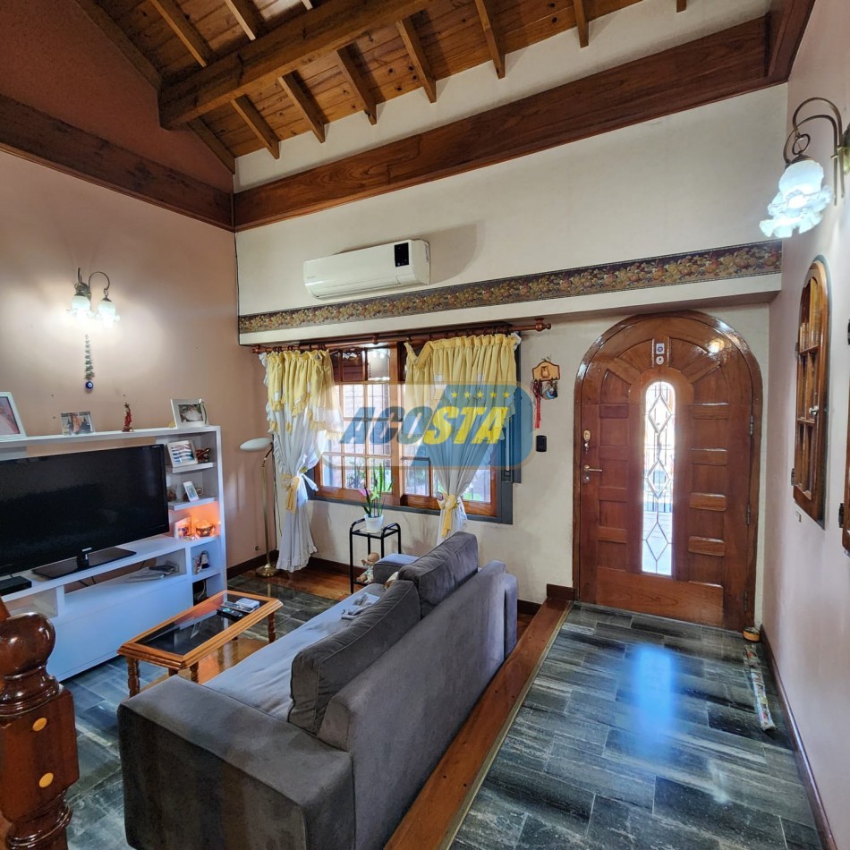 CHALET 5 AMB EN BARRIO NAON EXCELENTE ESTADO, CON GARAJE Y FONDO CUBIERTO