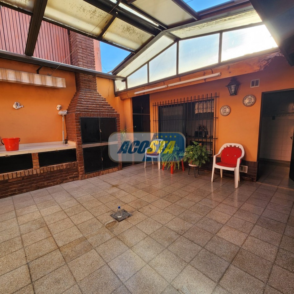 CHALET 5 AMB EN BARRIO NAON EXCELENTE ESTADO, CON GARAJE Y FONDO CUBIERTO