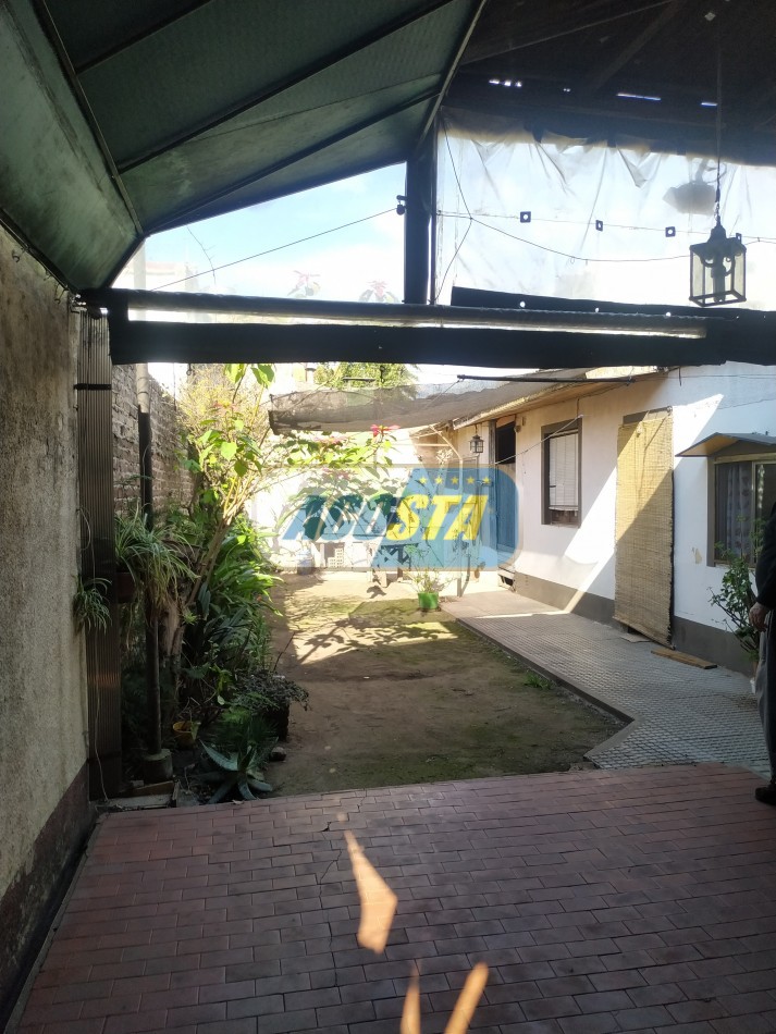 LOTE CON CASA ANTIGUA, A MTS. AVENIDA J. B. ALBERDI