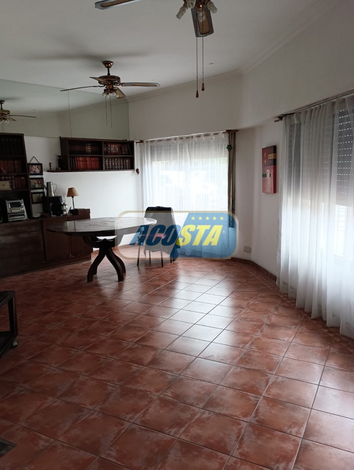 NUEVO PRECIO!!! CASA EN BARRIO NAON DE 5 AMB. SOBRE AV. E. CASTRO 