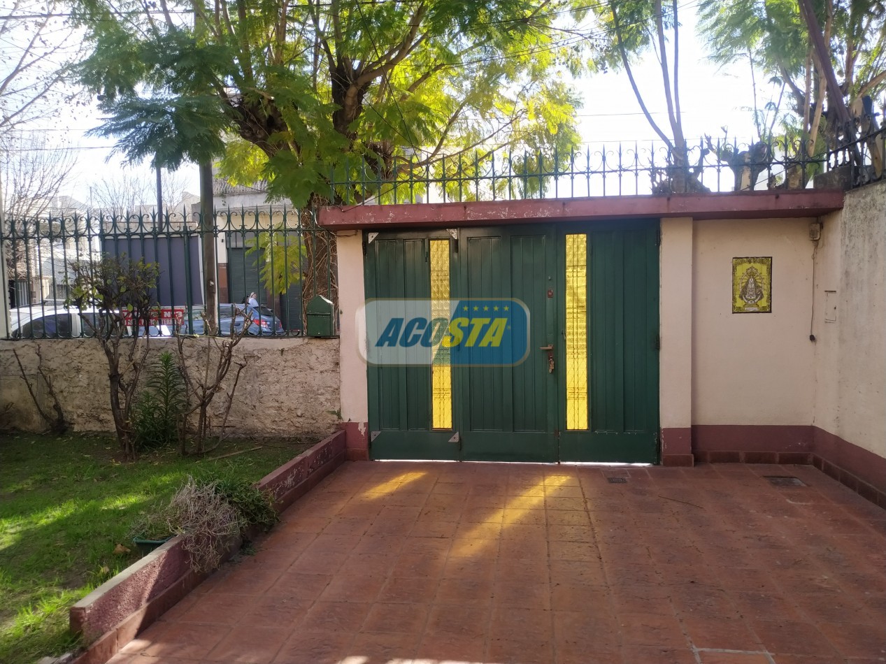 LOTE CON CASA ANTIGUA, A MTS. AVENIDA J. B. ALBERDI