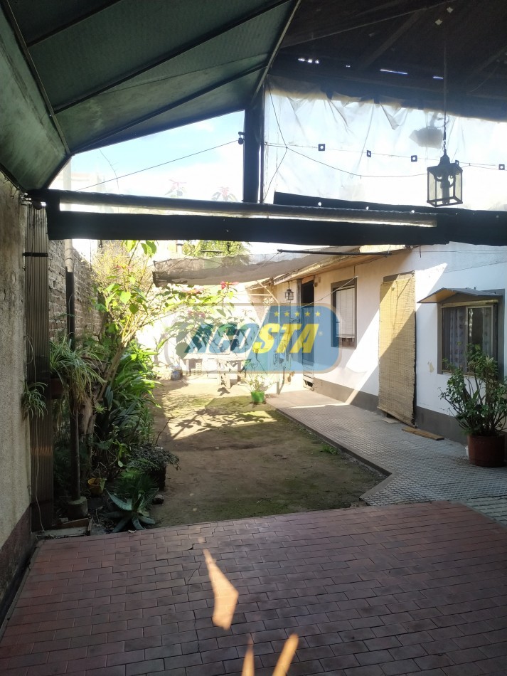 LOTE CON CASA ANTIGUA, A MTS. AVENIDA J. B. ALBERDI