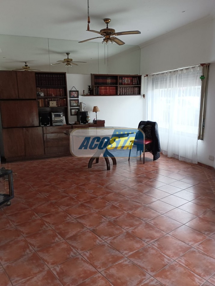 NUEVO PRECIO!!! CASA EN BARRIO NAON DE 5 AMB. SOBRE AV. E. CASTRO 