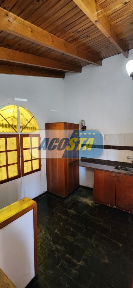 CASA EN BARRIO NAON DE 5 AMB. SOBRE AV. E. CASTRO, CENTRO COMERCIAL, POLO GASTRONOMICO . NUEVO VALOR!!